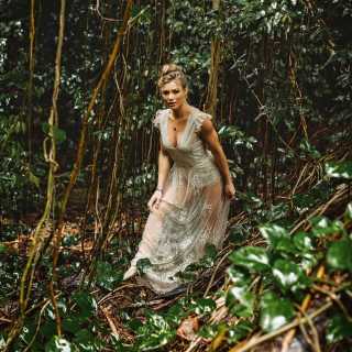 A real life fairytale 🧚🔮💫 .
.
📸 |@fernandakenfieldphotography 
#real #nature #natural #playgroud #trees #forest #fairytale #love #rain #rainforest